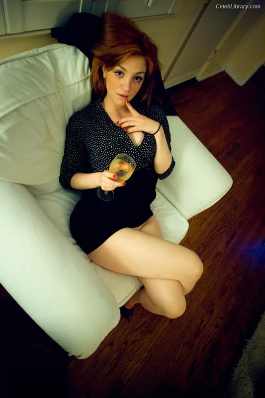 Abby Elliot photo 1 of 17