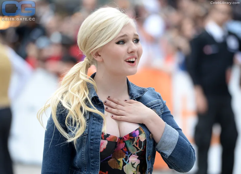 Abigail Breslin photo 3 of 66