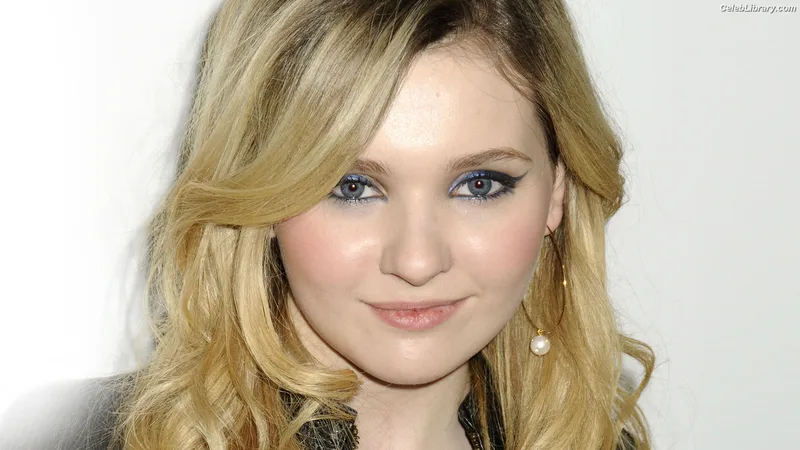 Abigail Breslin photo 17 of 66