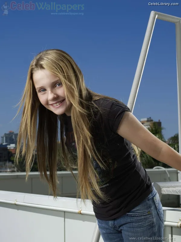 Abigail Breslin photo 21 of 66