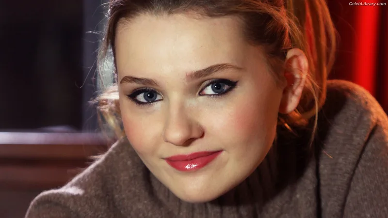 Abigail Breslin photo 7 of 66
