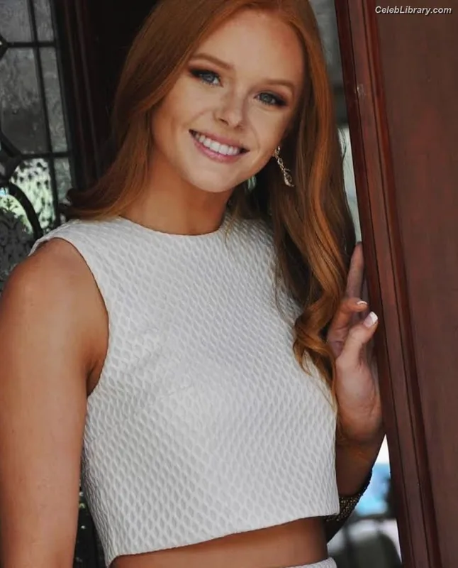 Abigail Cowen photo 11 of 2449