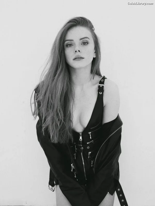 Abigail Cowen photo 10 of 2449