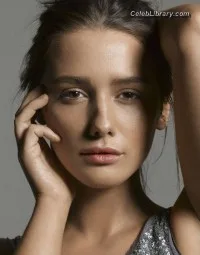 Addison Timlin photo 10 of 686