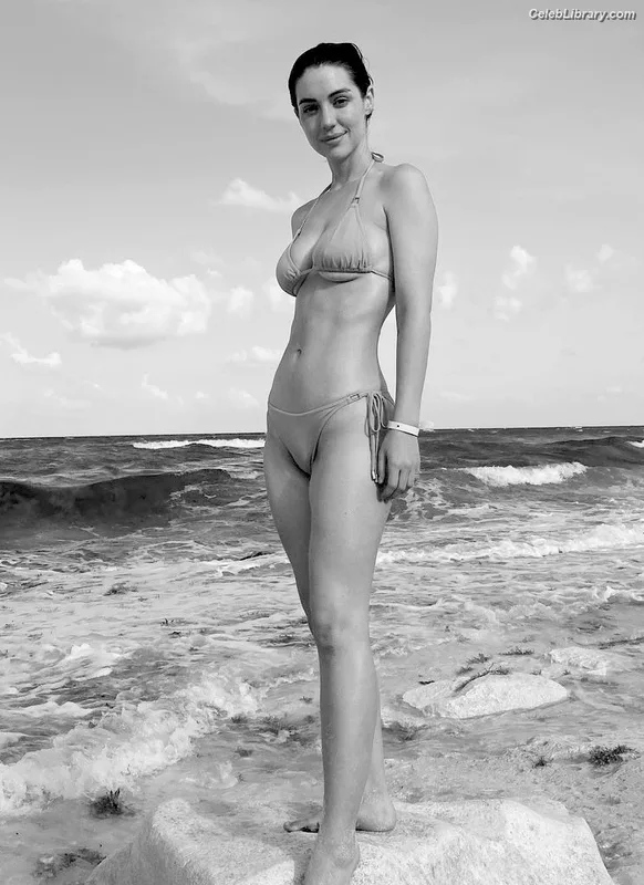 Adelaide Kane photo 7 of 237