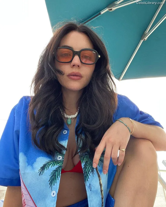 Adelaide Kane photo 19 of 237