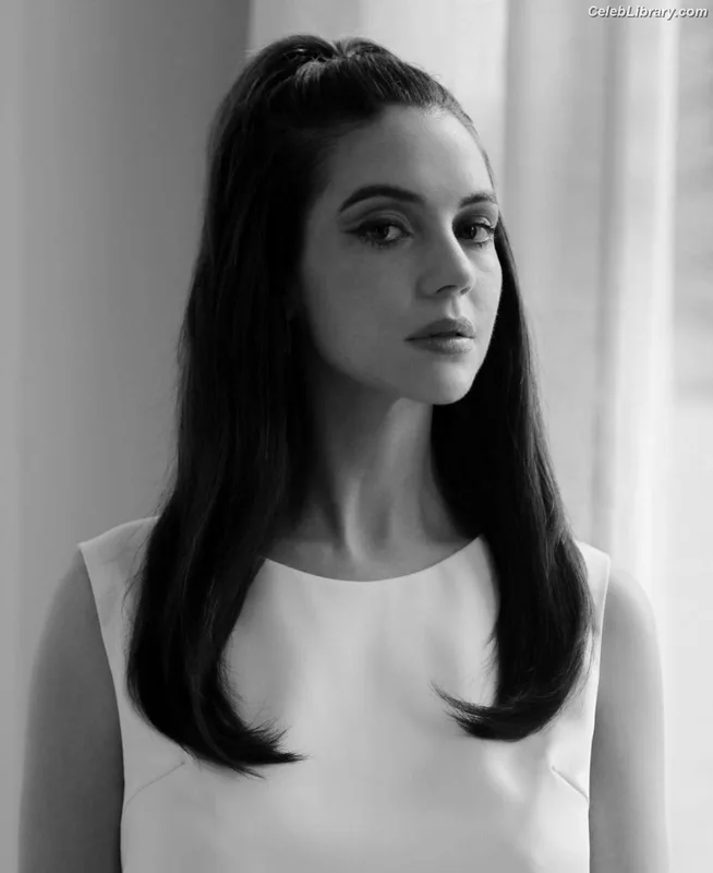 Adelaide Kane photo 3 of 237