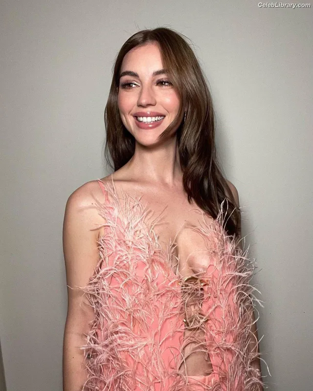 Adelaide Kane photo 7 of 237