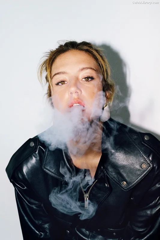Adèle Exarchopoulos photo 3 of 602