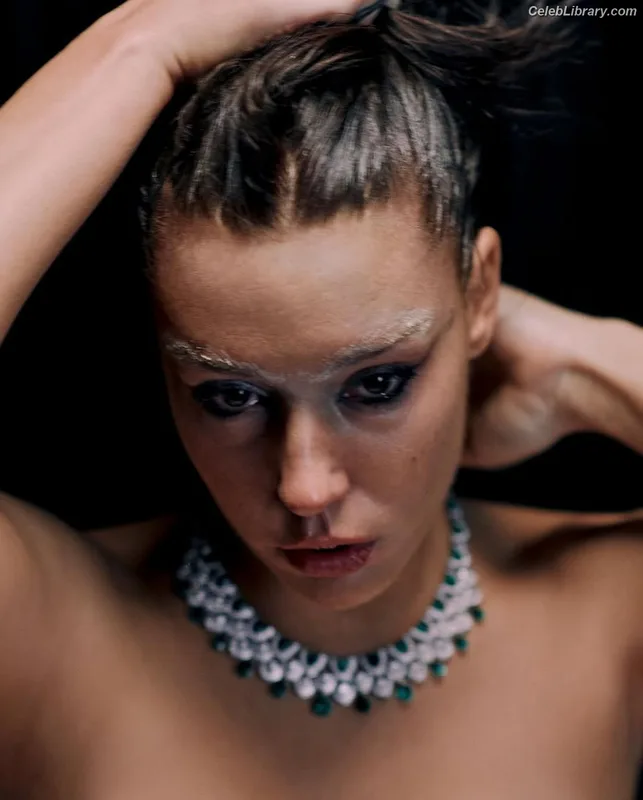 Adèle Exarchopoulos photo 1 of 602