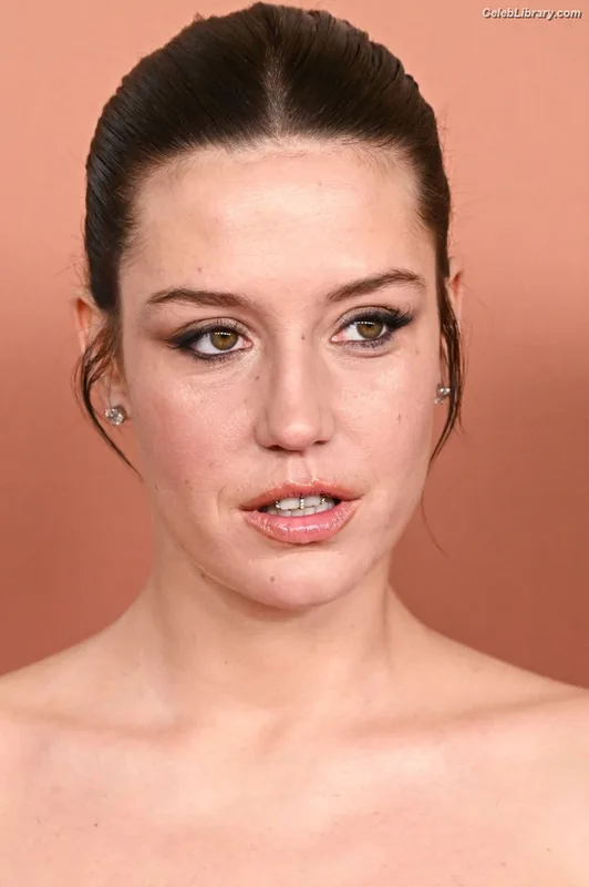 Adèle Exarchopoulos photo 2 of 602