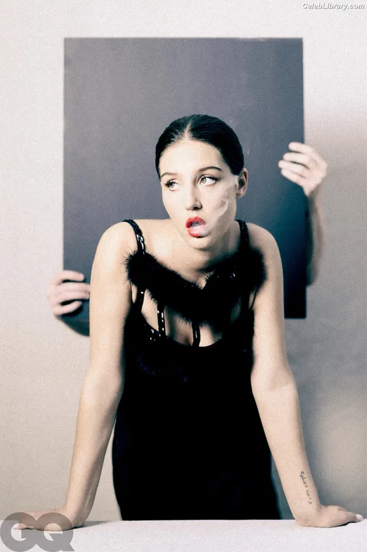 Adèle Exarchopoulos photo 10 of 602