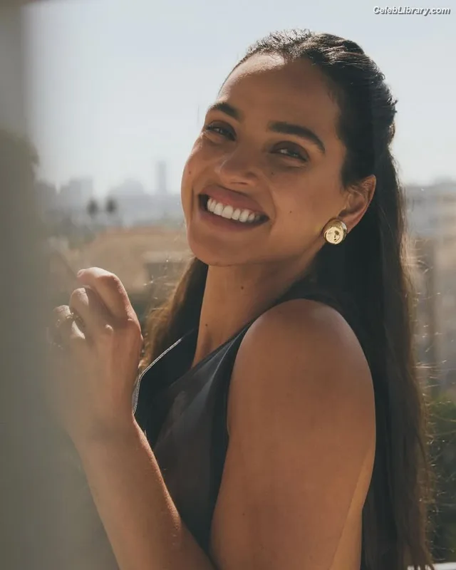 Adria Arjona photo 19 of 668
