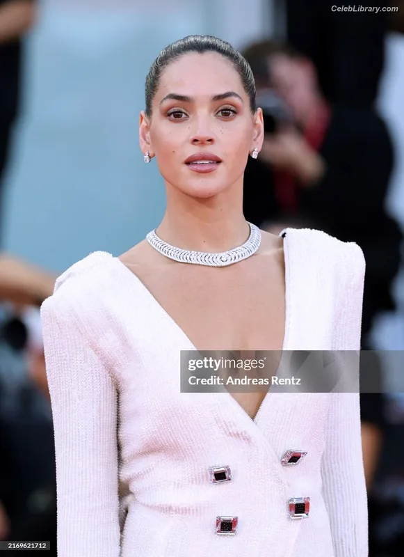 Adria Arjona photo 12 of 668