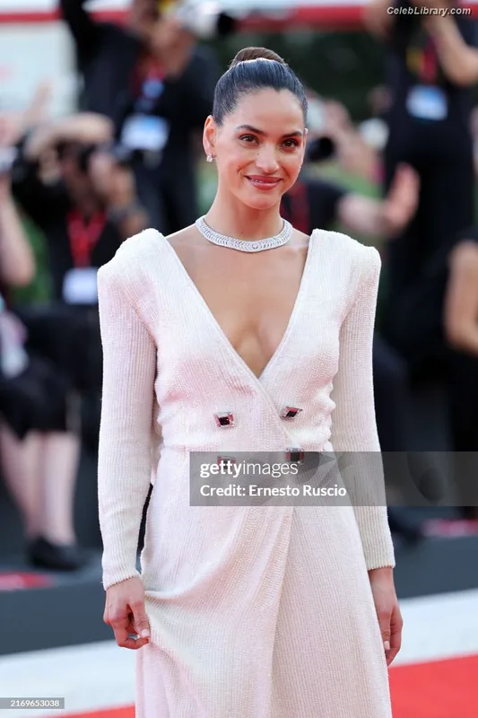 Adria Arjona photo 18 of 668