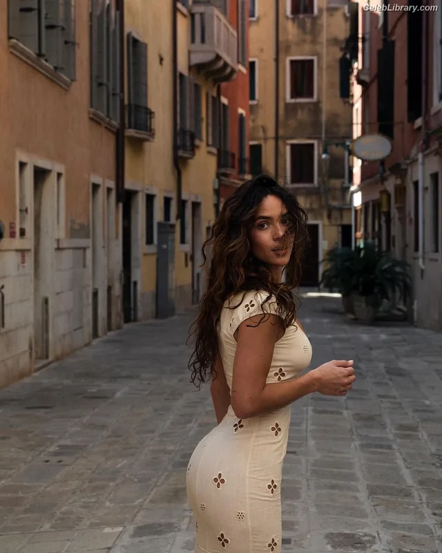Adria Arjona photo 1 of 668