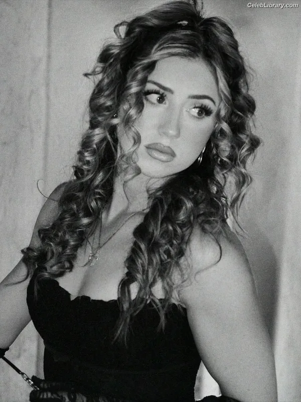 Adriana Rizzo photo 8 of 301