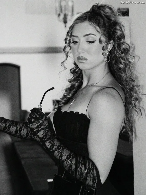 Adriana Rizzo photo 9 of 301