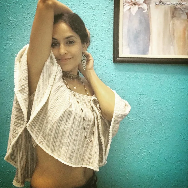 Agam Darshi photo 9 of 87