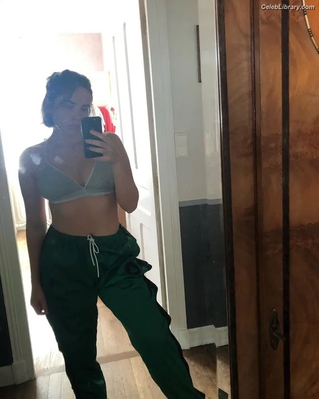 Agathe Auproux photo 1 of 458