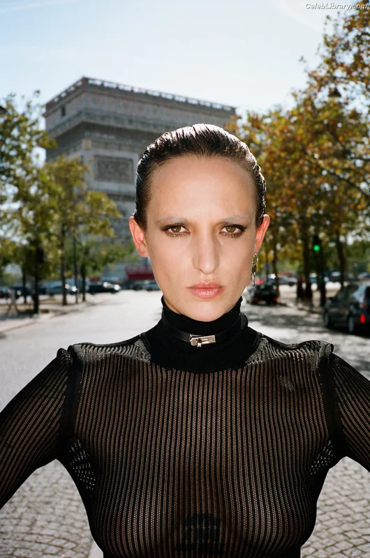 Agathe Rousselle photo 10 of 42