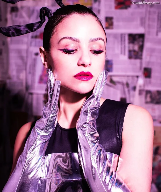 Aimee Carrero photo 2 of 350