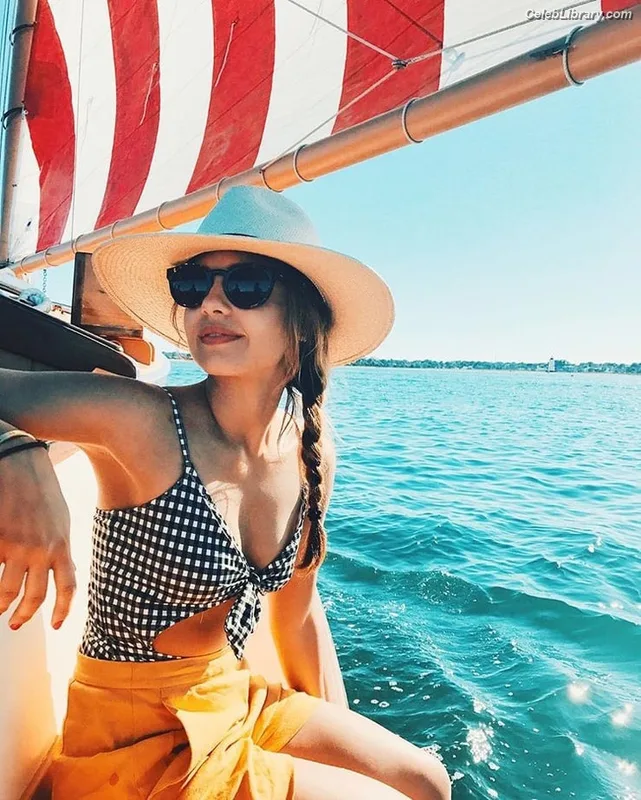 Aimee Carrero photo 10 of 350