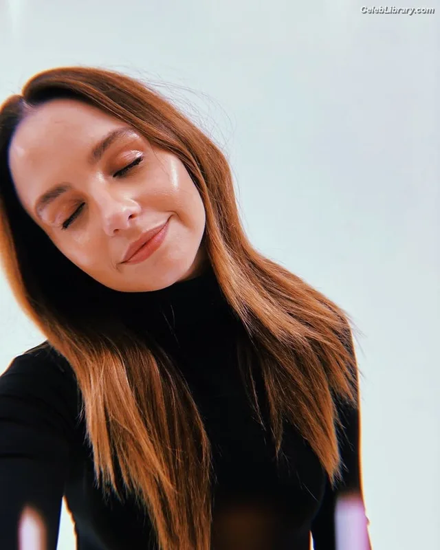Aimee Carrero photo 11 of 350