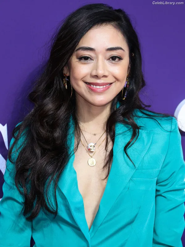 Aimee Garcia photo 1 of 263