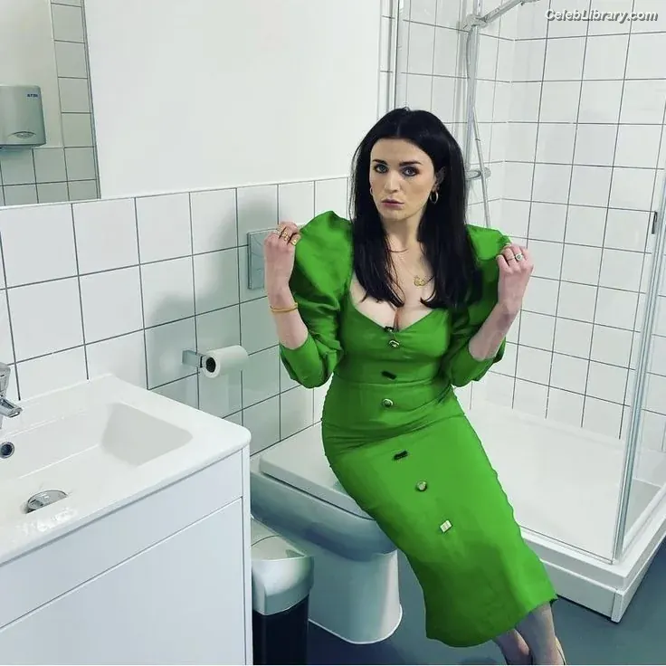 Aisling Bea photo 7 of 73