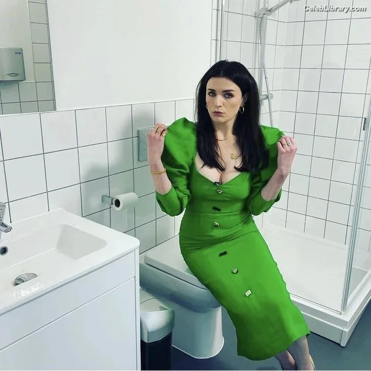 Aisling Bea photo 7 of 74