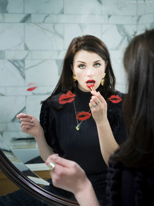 Aisling Bea photo 17 of 74