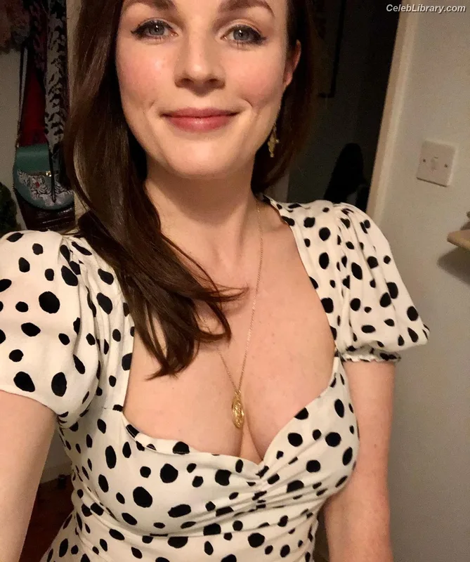 Aisling Bea photo 6 of 74