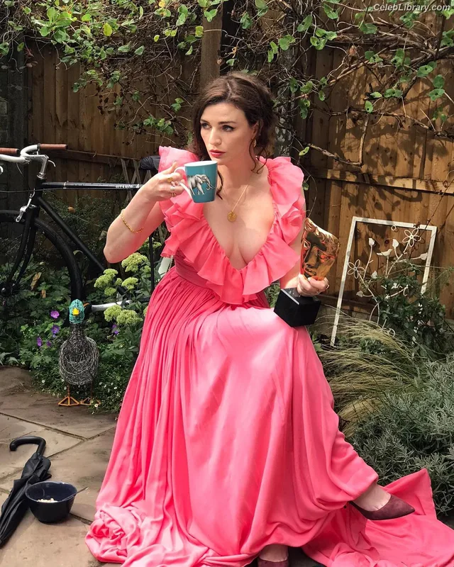Aisling Bea photo 9 of 74