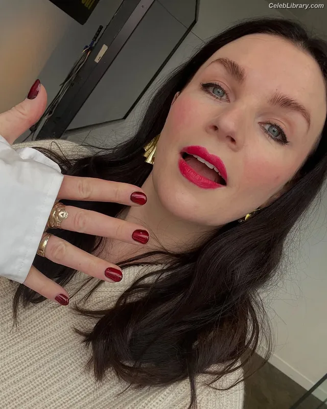 Aisling Bea photo 15 of 74