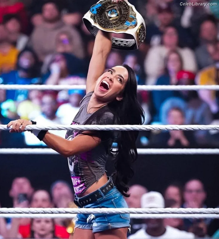 AJ Mendez photo 13 of 549