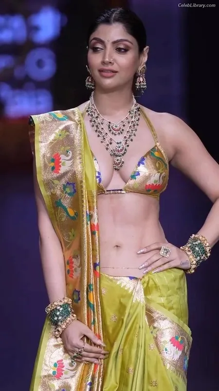 Akanksha Puri photo 2 of 43