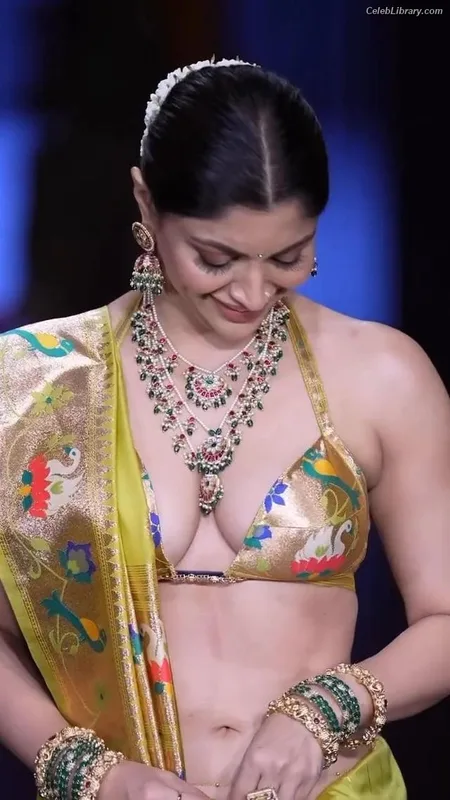 Akanksha Puri photo 6 of 43