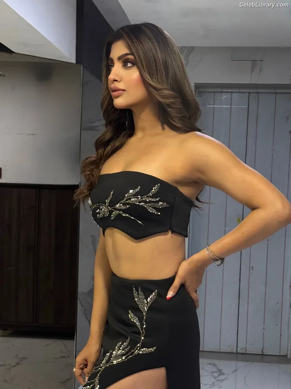 Akanksha Puri photo 9 of 43