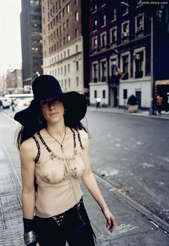 Alanis Morissette photo 15 of 73