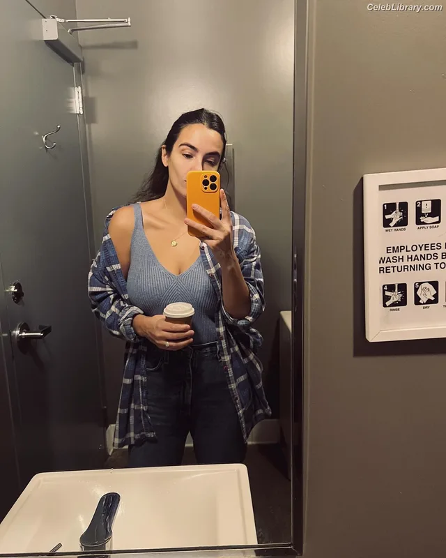 Alanna Masterson photo 12 of 24