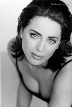 Alanna Ubach photo 11 of 20