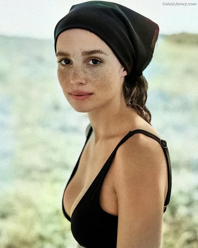 Alba Baptista photo 15 of 41