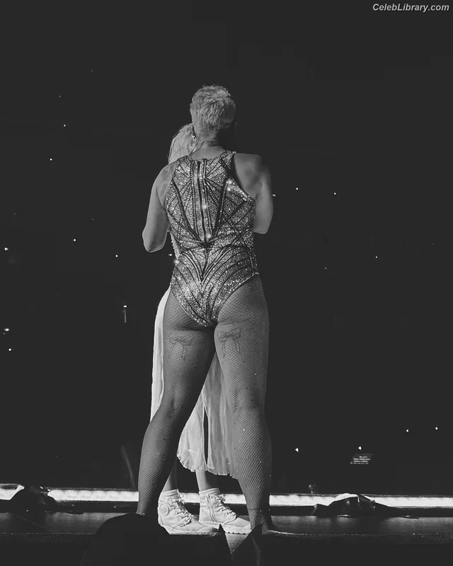 Alecia Beth Moore photo 17 of 150