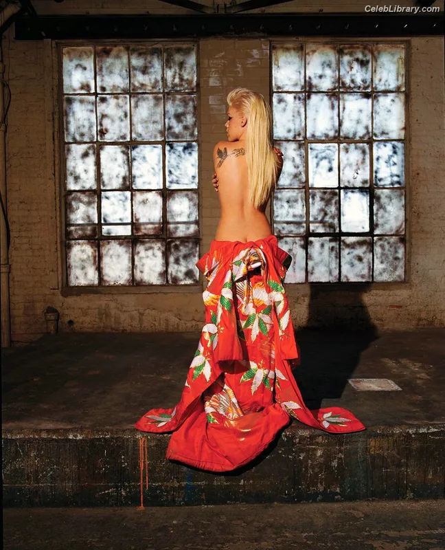 Alecia Beth Moore photo 17 of 150