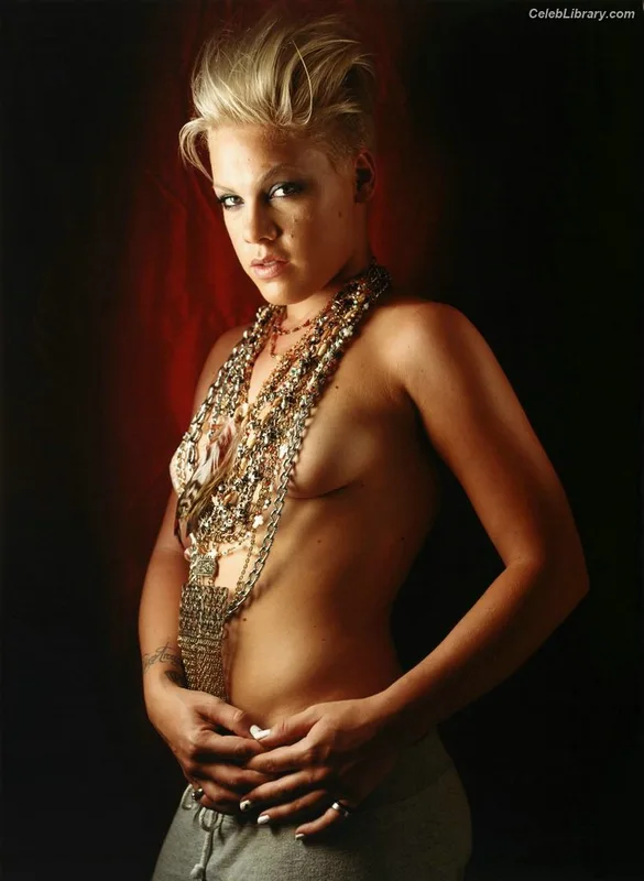 Alecia Beth Moore photo 3 of 150