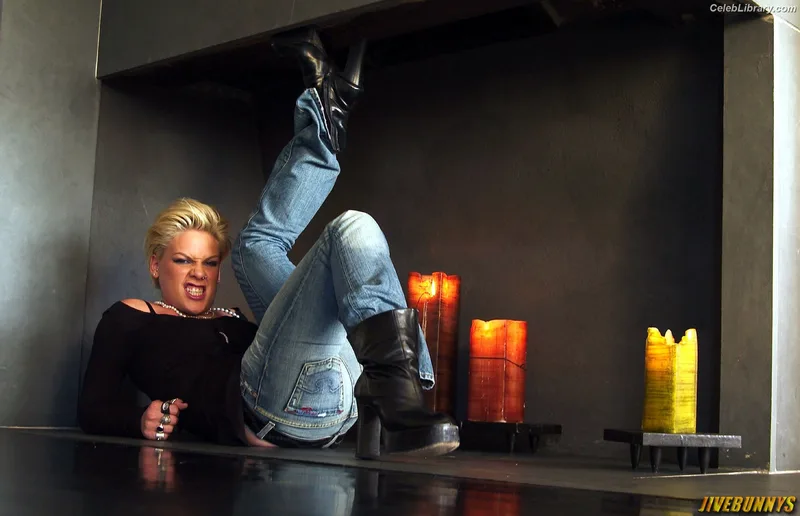 Alecia Beth Moore photo 8 of 150