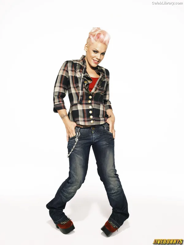 Alecia Beth Moore photo 18 of 150