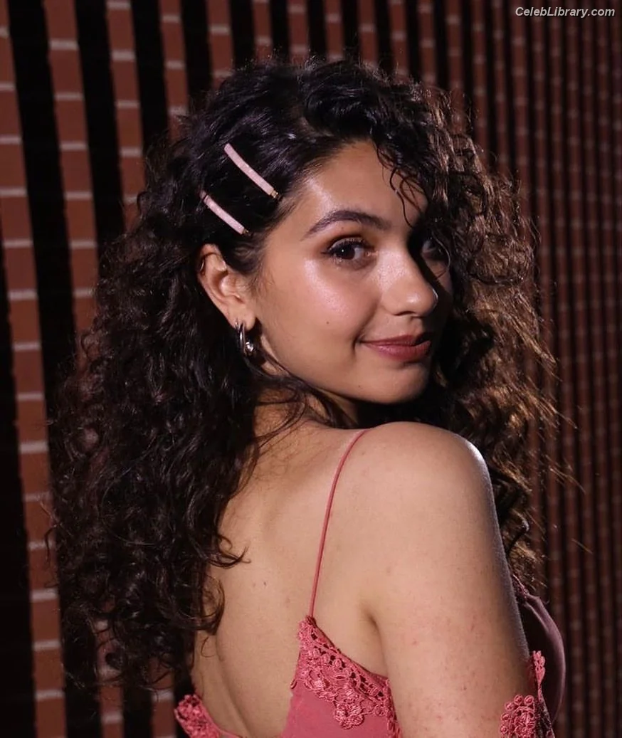 Alessia Cara photo 3 of 309
