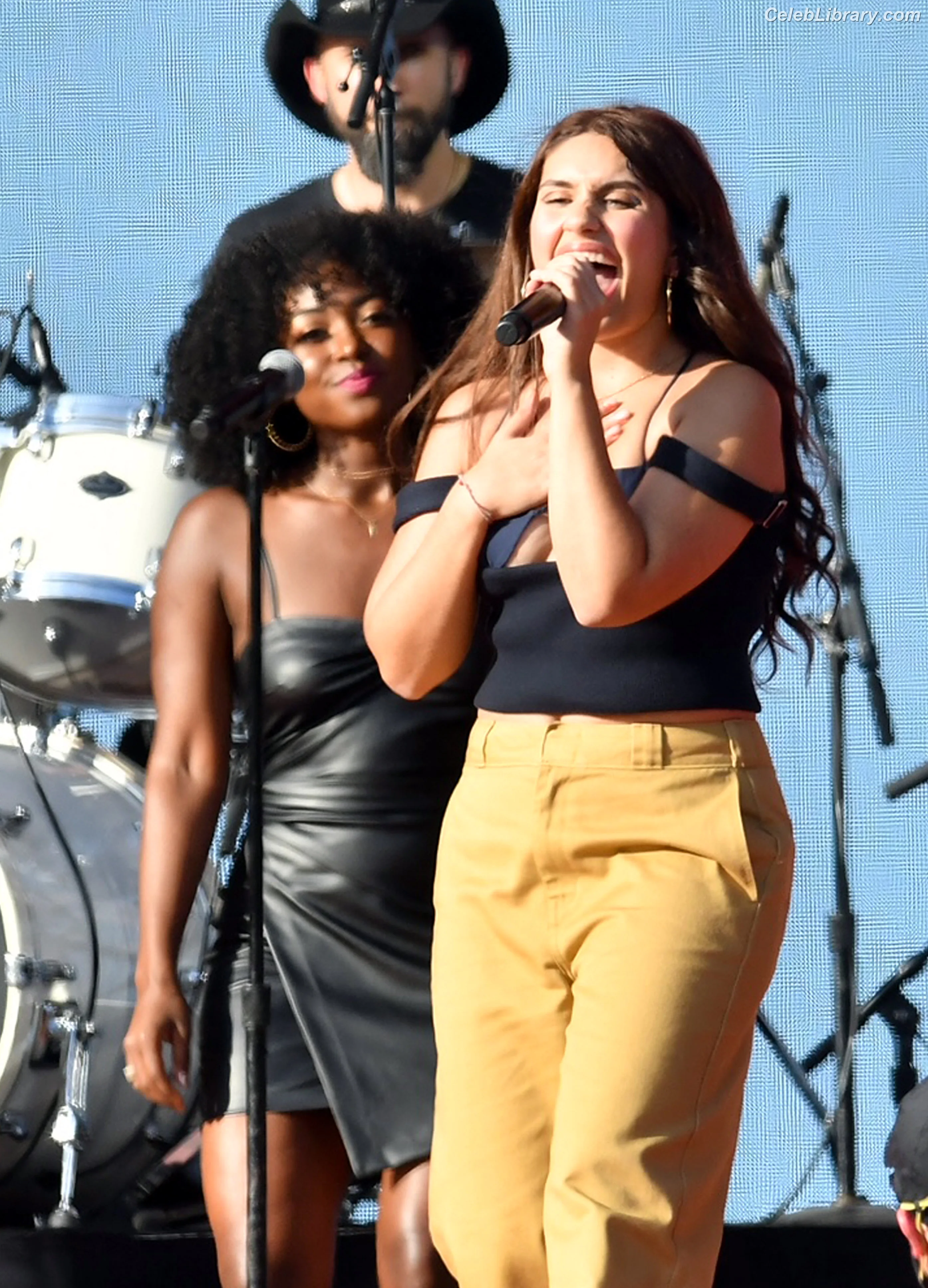 Alessia Cara photo 21 of 309